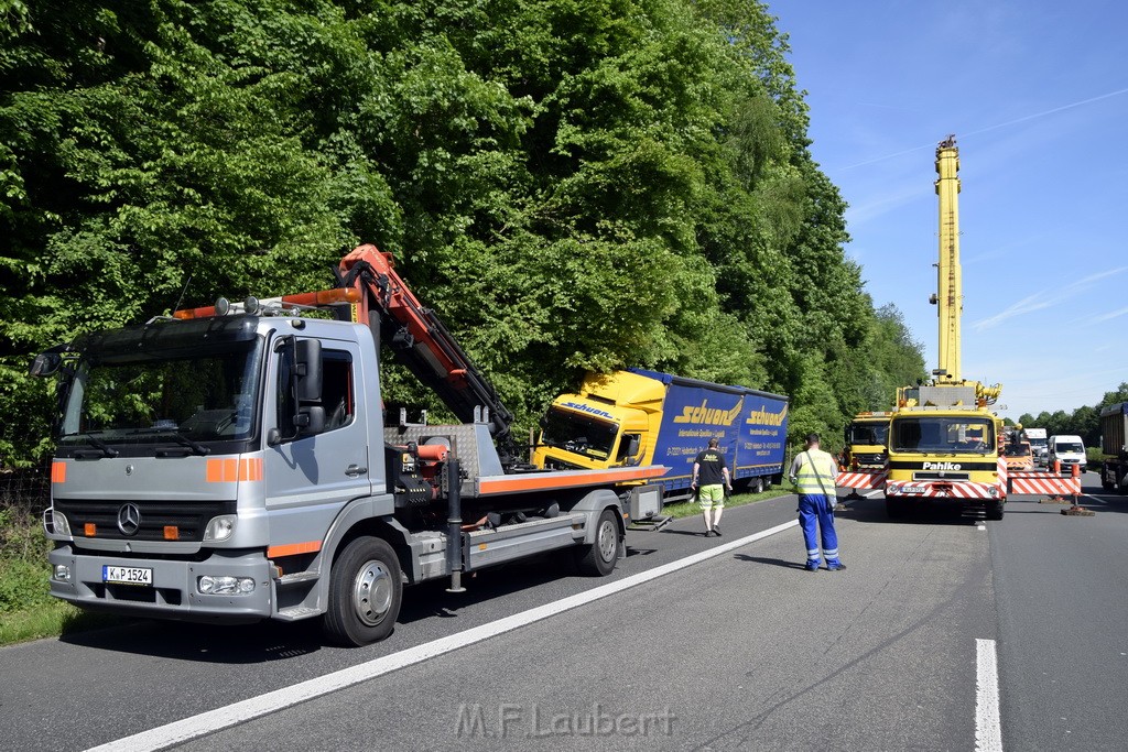 LKW in Boeschung A 3 Rich Frankfurt Hoehe Roesrath Lohmar P062.JPG - Miklos Laubert